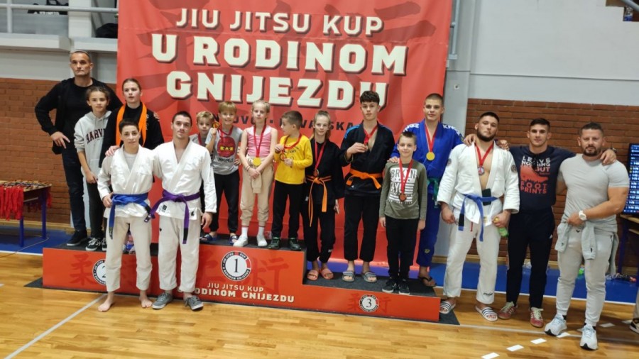 JU JITSU KLUB ZADAR Šest zlatnih, četiri srebrne i četiri brončane medalje u Vinkovcima